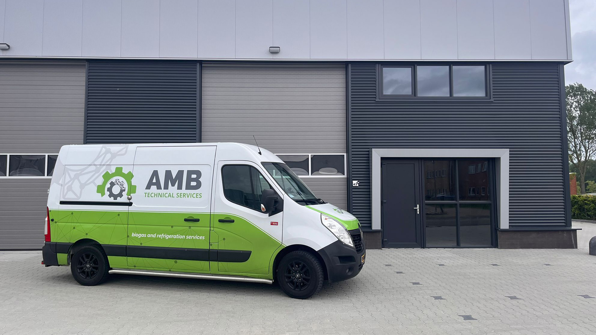 Werkbus van AMB Technical Services voor koeltechniek en biogas installaties